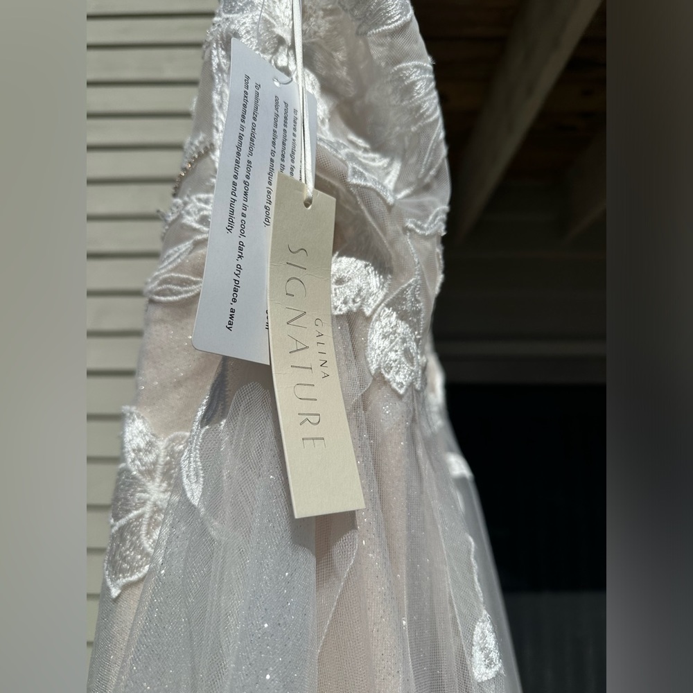 David’s Bridal Wedding Dress💍Plus Size 24W! Plunge Lace dress-Ivory/Blush Color - Picture 5 of 10